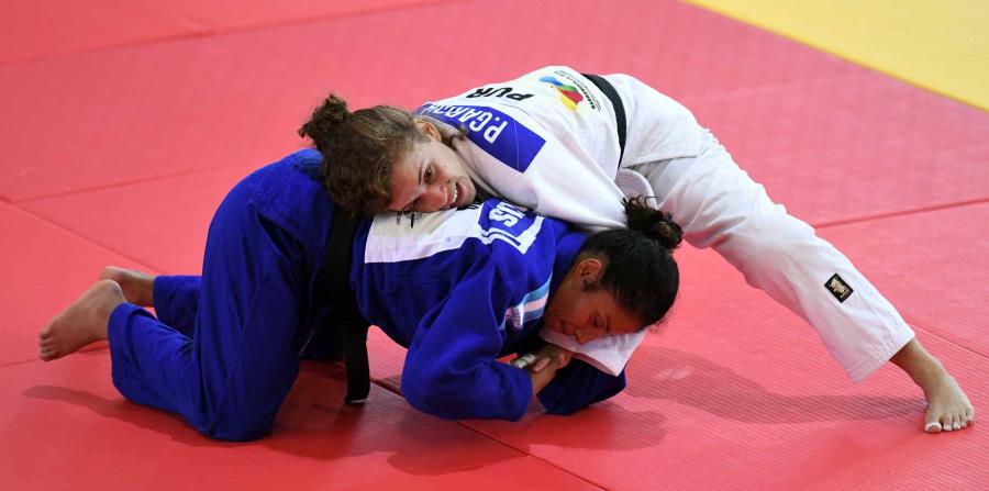 Paola García (arriba) disputó la medalla de bronce al vencer por ippon en el combate de repechaje a la nicaragüense Keyling Ruiz. (horizontal-x3)