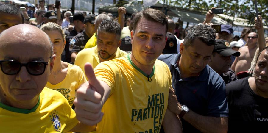 Flavio Bolsonaro, hijo del candidato presidencial Jair Bolsonaro, saluda durante un mitin en apoyo a su padre. (AP / Silvia Izquierdo) (horizontal-x3)