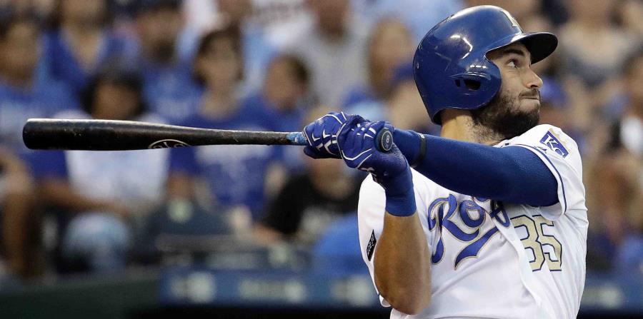 En imagen de archivo del 30 de junio de 2017, Eric Hosmer pega un jonrón de tres carreras por los Reales de Kansas City en el cuarto inning del partido frente a los Mellizos de Minnesota, en Kansas City, Missouri. (horizontal-x3)