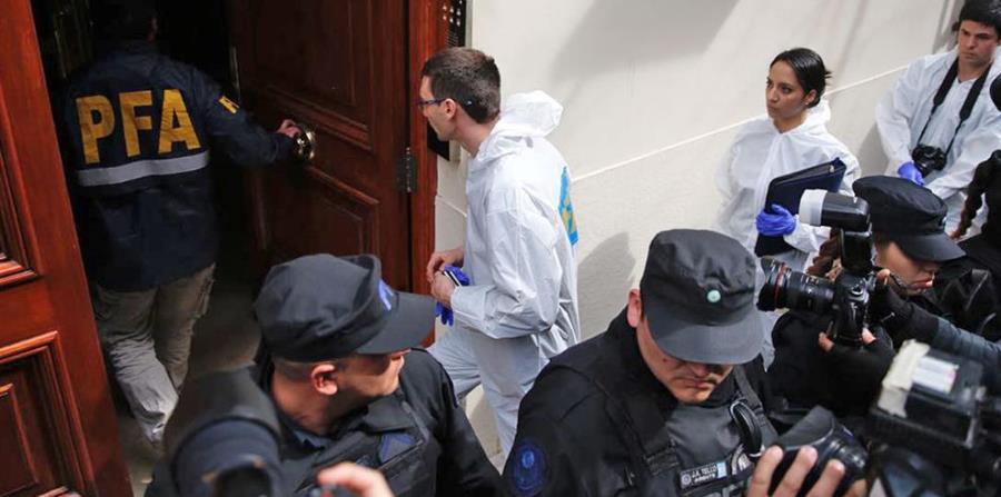 La Policía y los peritos ingresan al domicilio de Cristina Kirchner para comenzar con el allanamiento. (horizontal-x3)