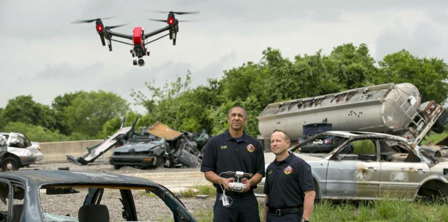 El capitán del Departamento de Bomberos de Austin, Greg Pope (izquierda), y el bombero Coitt Kessler vuelan un dron en la Academia de Entrenamiento del Departamento de Bomberos de Austin, Texas. (horizontal-x3)