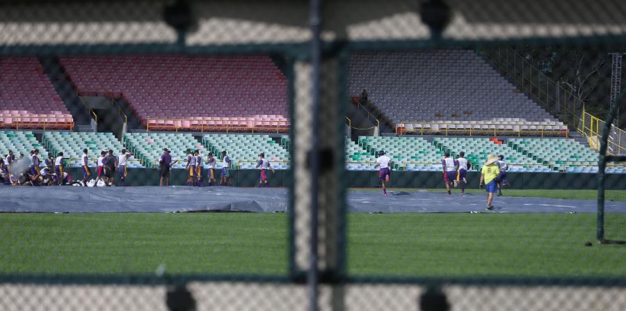 Estudiantes de la PR Baseball Academy ayudan a colocar la lona en el estadio Hiram Bithorn el pasado sábado. (horizontal-x3)