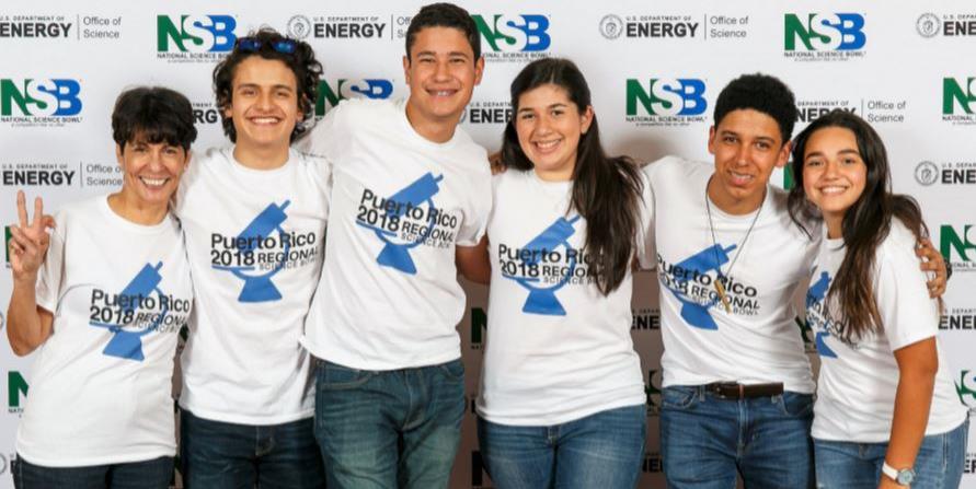 El equipo de nivel superior del Colegio Notre Dame de Caguas resultó ser uno de los mejores grupos en la competencia final del National Science Bowl 2018. En la foto, los estudiantes junto a su entrenadora, Judith Martínez. (horizontal-x3)