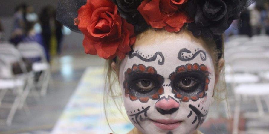 Estudiante maquillada de Catrina para la presentación del Club de Teatro de elemental. (horizontal-x3)