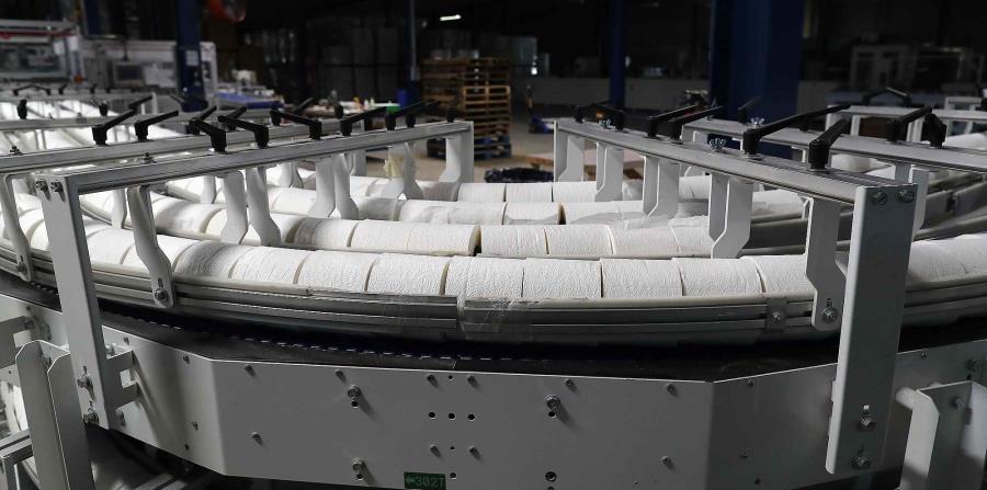 En la foto una máquina que confecciona rollos de papel higiénico (horizontal-x3)