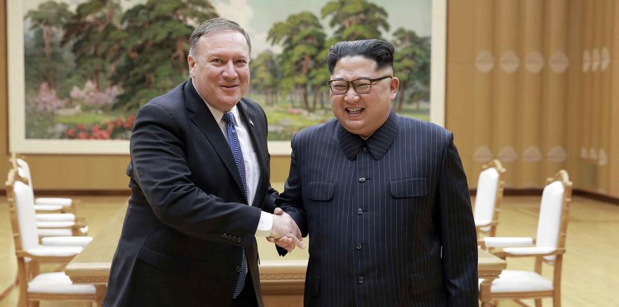 El presidente de Corea del Norte, Kim Jong-un, durante la reunión con el secretario de Estado de Estados Unidos, Mike Pompeo. (AP) (horizontal-x3)