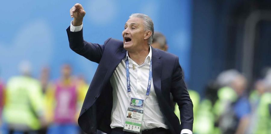 En medio de la celebración del primer gol de Brasil, Tite se cayó y dio una vuelta encima del césped. (AP) (horizontal-x3)