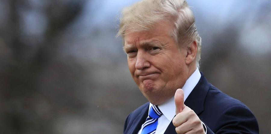 El presidente Donald Trump hace un gesto hacia los medios de comunicación tras salir de la Casa Blanca. (AP) (horizontal-x3)