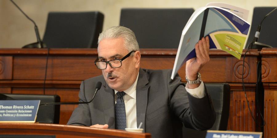 El presidente del Senado, Thomas Rivera Schatz, presenta un documento durante una vista pública. (GFR Media) (horizontal-x3)