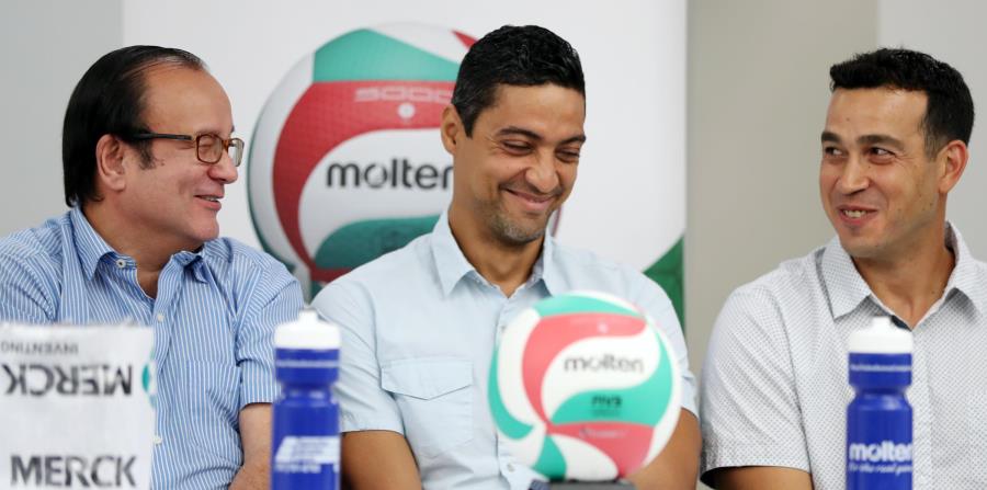 De izquierda a derecha, Jerry Negrón, secretario general de la Federación Puertorriqueña de Voleibol, junto a los exjugadores Héctor “Picky” Soto y Fernando Morales, a quienes se les dedica la temporada. (horizontal-x3)
