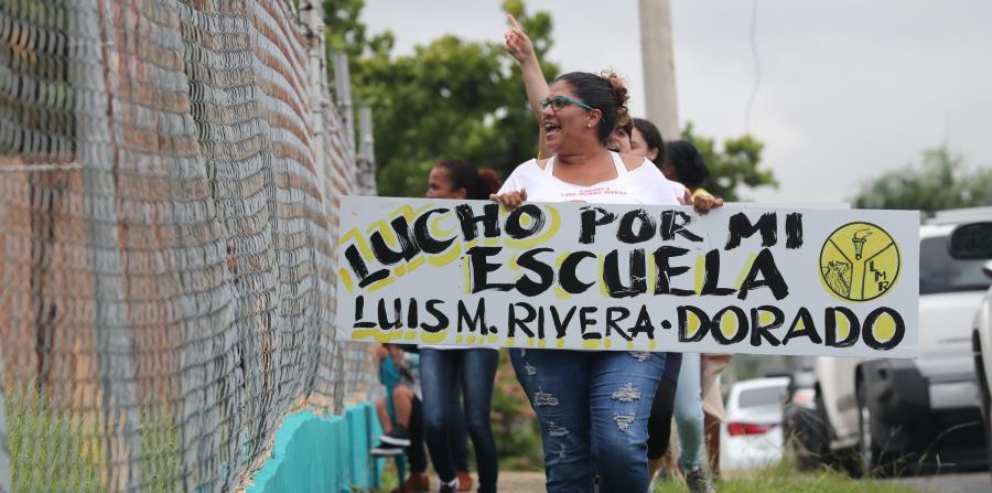 Padres opuestos al cierre de la escuela Luis Muñoz Rivera de Dorado realizaron una manifestación. (horizontal-x3)
