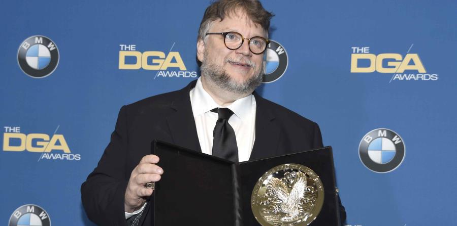 Guillermo del Toro posa en la sala de prensa con una placa por su nominación. (horizontal-x3)