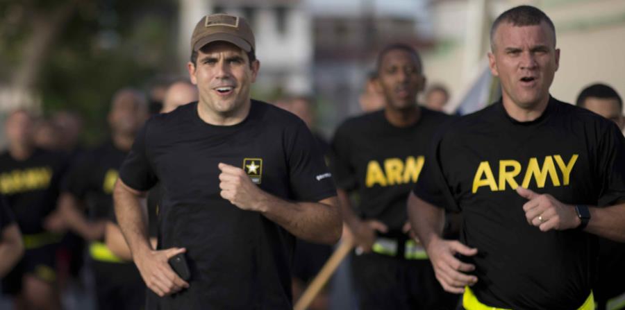 El gobernador Ricardo Rosselló no se amilanó y recitó los corillos de avivamiento y hasta aplaudió cada uno de ellos bajo un día soleado. (horizontal-x3)