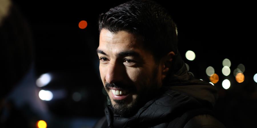 El delantero de la selección uruguaya, Luis Suárez, habla con la prensa a su llegada al aeropuerto de Montevideo procedente de Nizhny, Rusia, tras disputar el Mundial de Rusia 2018. (Agencia EFE) (horizontal-x3)