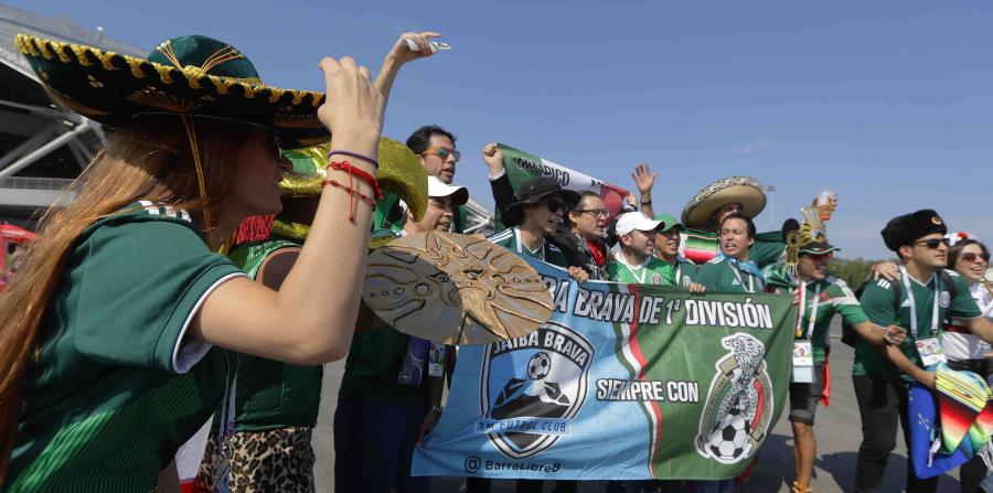 Los sombreros de mariachi más comunes entre los fanáticos son de color negro y tienen tejidos los colores verde, blanco y rojo de la bandera nacional. (AP) (horizontal-x3)