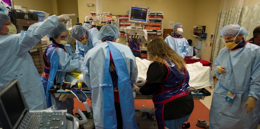 Un equipo multidisciplinario del Centro De Trauma de la Universidad de la Florida, en Gainesville, atiende a toda prisa a un paciente. (Suministrada / Guiliano De Portu / UF Health) (horizontal-x3)