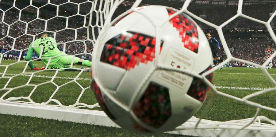 Danijel Subasic falla en detener el disparo de Antoine Griezmann, quien cobró el penal por Francia en la final del Mundial. (AP) (horizontal-x3)