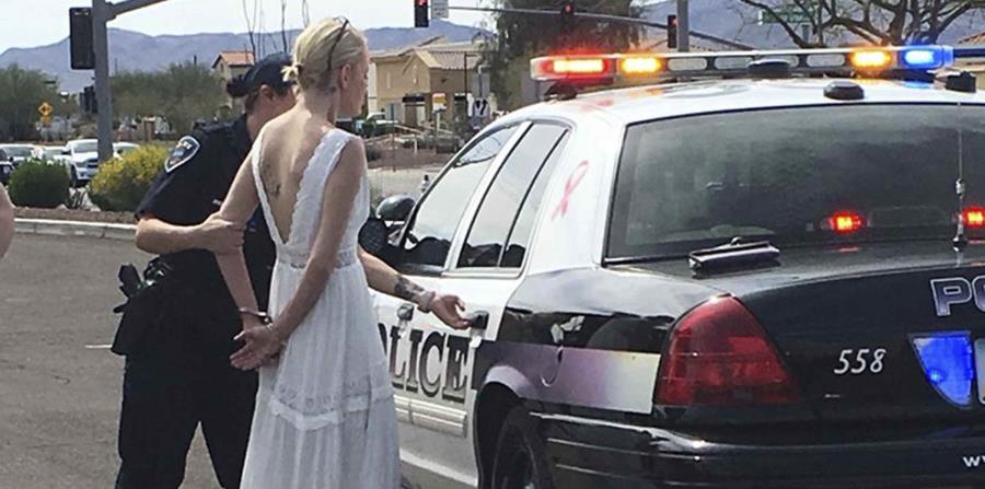 La foto muestra a Amber Young, de 32 años, al ser arrestada. (horizontal-x3)