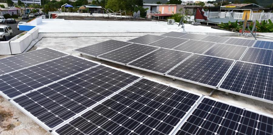 Los paneles solares de techo recargan la batería del hogar durante el día. (horizontal-x3)