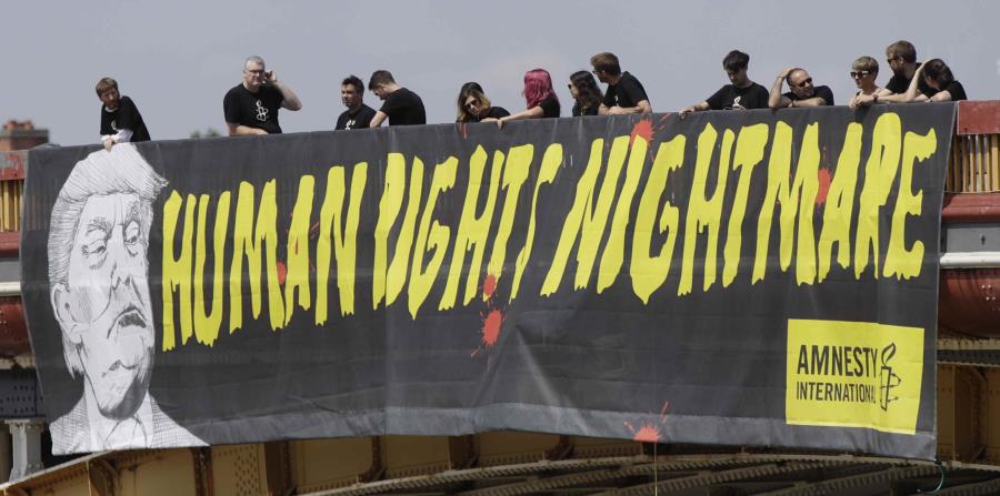 Esta es la pancarta desplegada hoy en un puente de Londres por Amnistía Internacional. (AP) (horizontal-x3)
