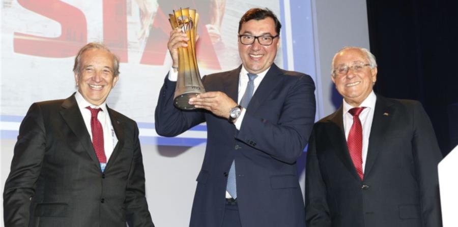 El presidente de la FIVB Ary Graça (derecha), junto al presidente de la Federación Rusa de Voleibol Stanislav Shevchenko (centro) y el presidente de la Federación Nacional de Italia, Pietro Bruno Cattaneo. (Cortesía FIVB.com) (horizontal-x3)