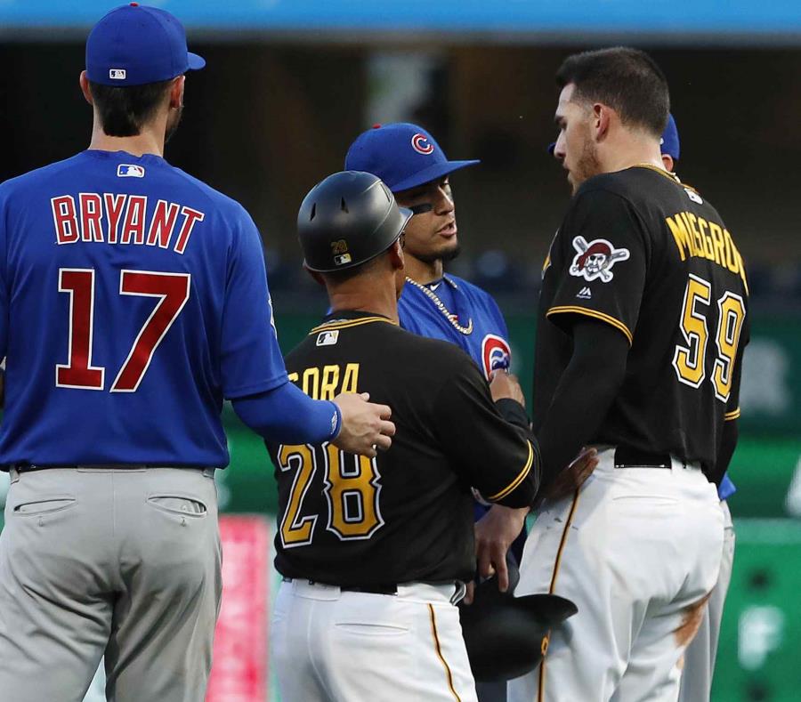 Joey Cora, coach de los Piratas, separa Joe Musgrove (59) y Javier Báez en la segunda base. (AP) (semisquare-x3)