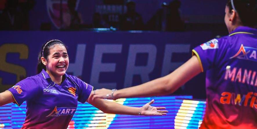Adriana Díaz es felicitada por una compañera de equipo. (Facebook / Dabang Smashers) (horizontal-x3)