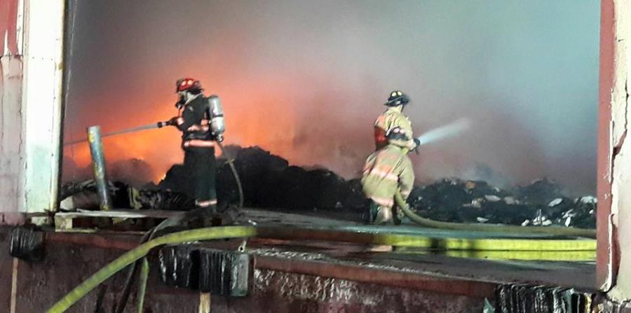 La Unidad de BOmberos Municipal de Carolina también trabaja en el área (horizontal-x3)