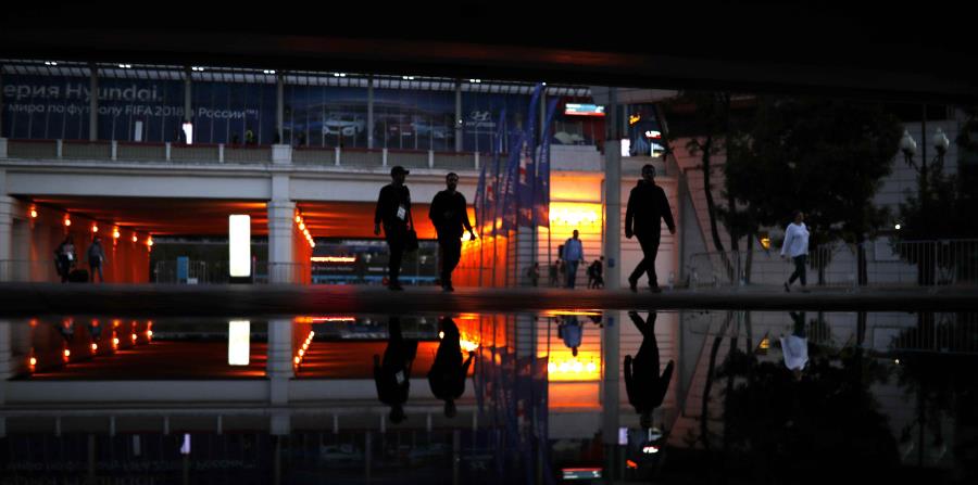Vista nocturna del estadio Luzhniki en Moscú, recinto donde se jugará la final del Mundial. (AP) (horizontal-x3)
