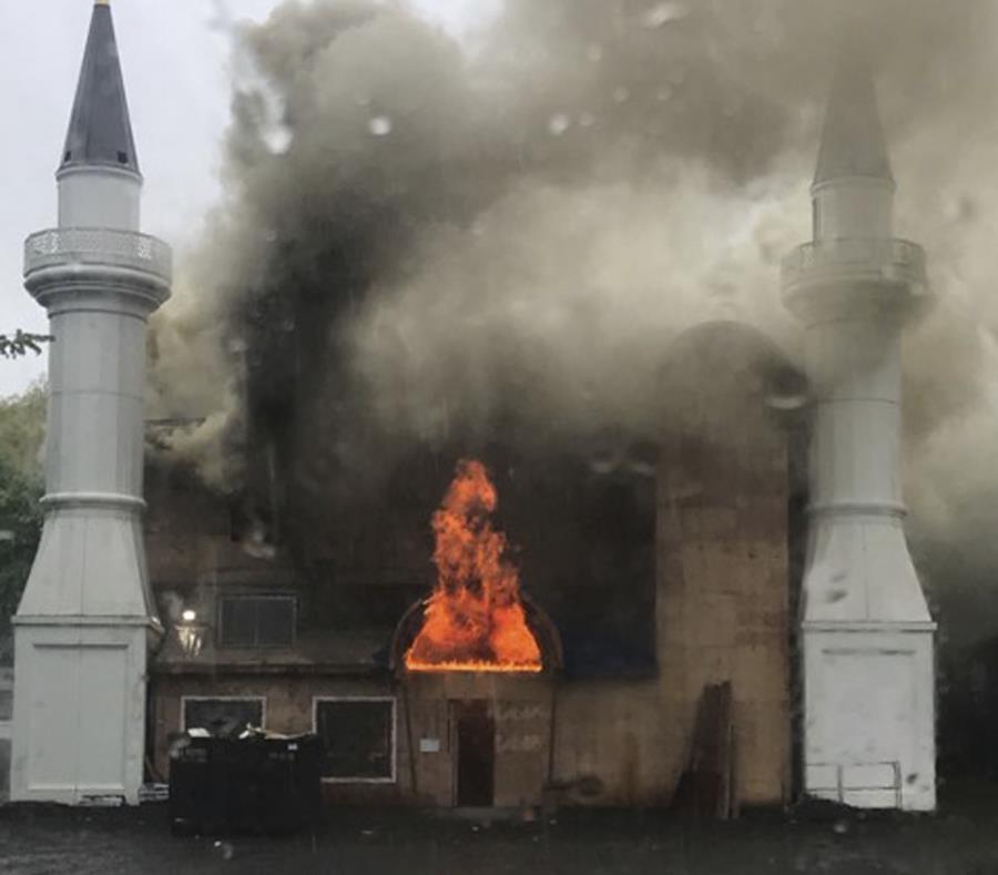 En esta fotografía proporcionada por Lina Biroscak, se muestra un incendio en una mezquita de New Haven, Connecticut, el domingo 12 de mayo de 2019. (Lina Biroscak vía AP) (semisquare-x3)
