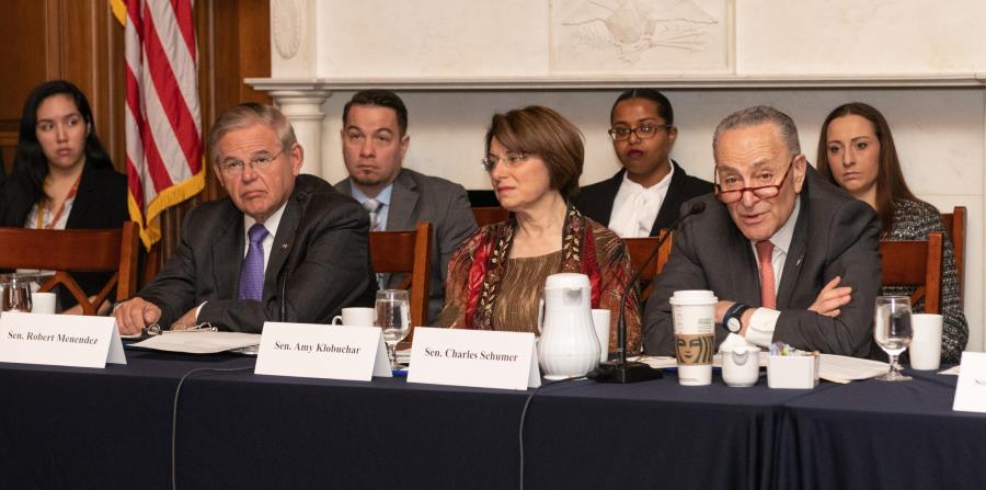 Los senadores Robert Menéndez, Amy Klobuchar y Charles Schumer. (Suministrada) (horizontal-x3)