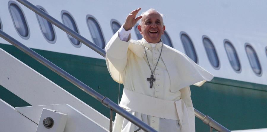 El papa Francisco embarca en su avión en el aeropuerto Fiumicino de Roma, Italia. (EFE) (horizontal-x3)