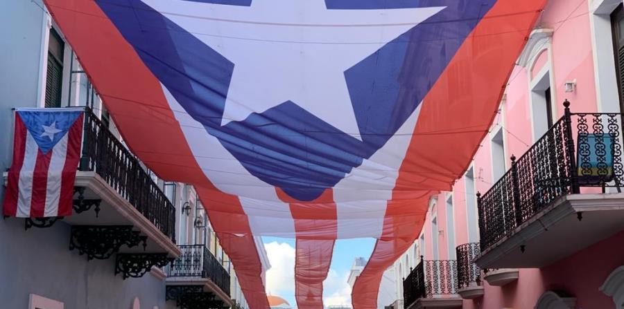 Instalan bandera gigante sobre la calle Fortaleza en el Viejo San Juan - El Nuevo Dia.com