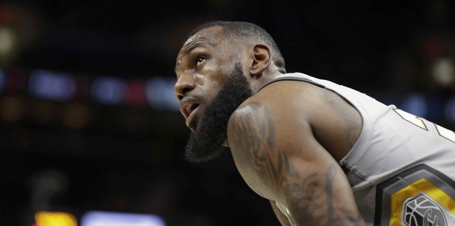 LeBron James durante el último partido de los Cavaliers contra los Timberwolves de Minnesota. (AP) (horizontal-x3)