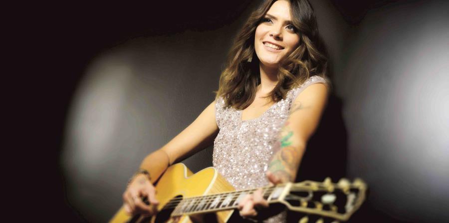 “Soy Yo” ya se encuentra disponible en preventa en todas las tiendas de música digital, donde los compradores podrán descargar sus temas “Para Siempre”, “Soy Yo”, “Bailemos un Blues”, “Sin Tu Cariño” y “Que Viva La Gente