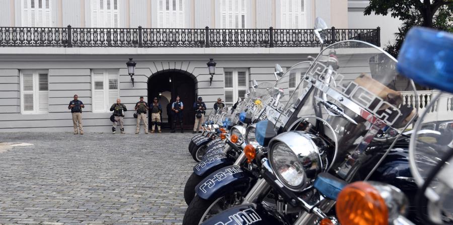 Un grupo de agentes de la Policía llegó hasta la Mansión Ejecutiva para denunciar que se les denegó acogerse al Programa de Transición Voluntaria. (horizontal-x3)