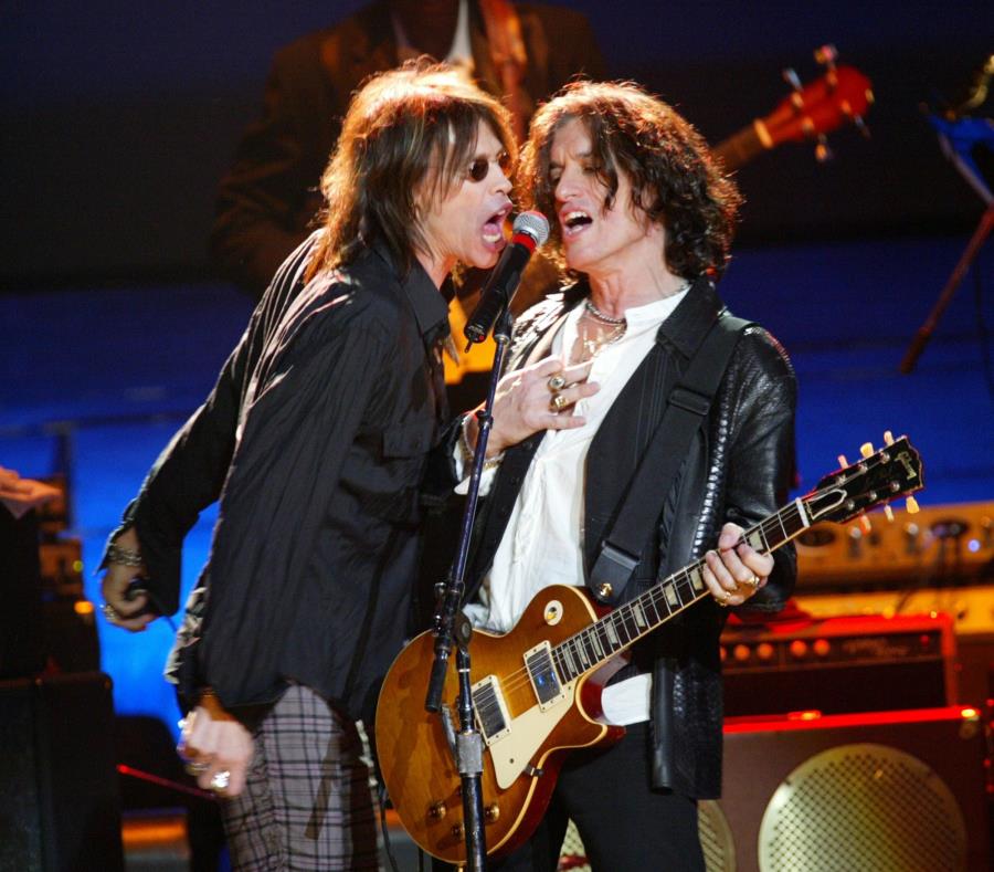 El guitarrista de Aerosmith Joe Perry (der.), junto al cantante Steve Tyler, le comenzó a faltar el aire durante una presentación con Billy Joel en el Madison Square Garden. (AP / Stuart Ramson) (semisquare-x3)