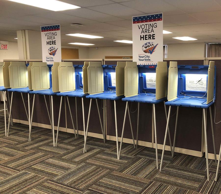 Máquinas de votación en Minnesota, listas para recibir a los votantes. (semisquare-x3)