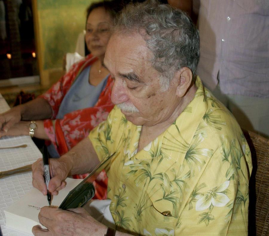 El escritor colombiano, premio Nobel de Literatura, Gabriel García Márquez, firma un ejemplar de la edición conmemorativa de su obra