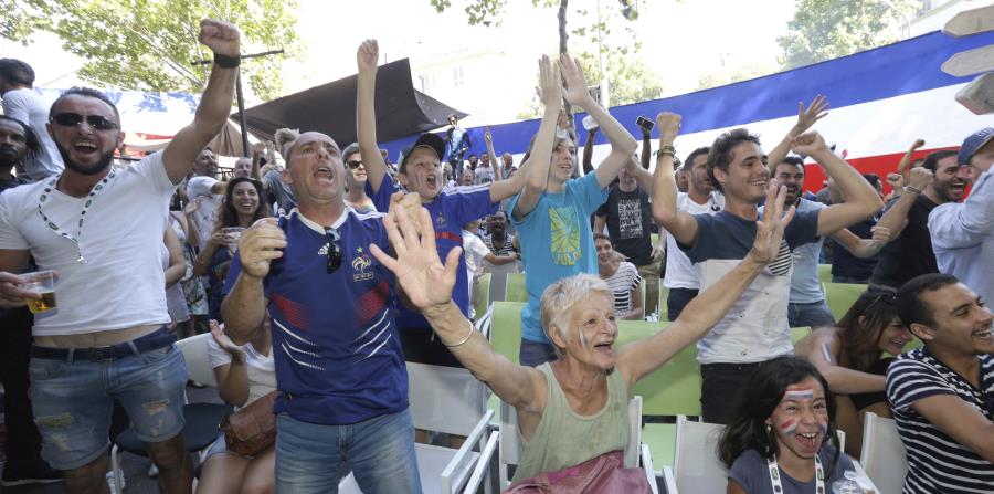 Seguidores de Francia celebran después de un gol de su equipo contra Uruguay durante su partido de cuartos de final en la Copa Mundial de fútbol 2018. (AP) (horizontal-x3)