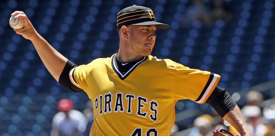 El abridor de los Piratas de Pittsburgh, Nick Kingham, hace un lanzamiento en el primer inning de un juego de béisbol contra los Filis de Filadelfia en Pittsburgh, el domingo 8 de julio de 2018. (AP) (horizontal-x3)