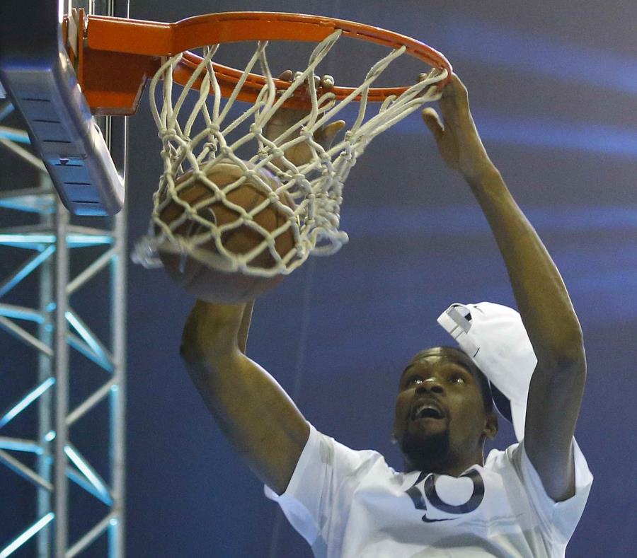 Kevin Durant durante la parada de celebración de los Warriors a principios de junio