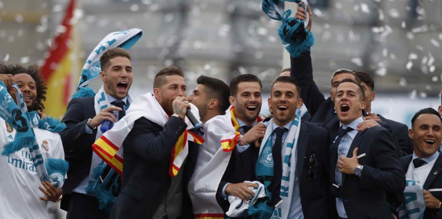 Los jugadores del Real Madrid festejan con la fanaticada durante el recorrido por las calles de Madrid tras conseguir la decimotercera copa de Liga de Campeones. (EFE / Javier Lizón) (horizontal-x3)