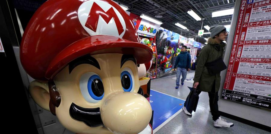 Una figura de Super Mario tomada en un centro electrónico en Tokyo. (horizontal-x3)
