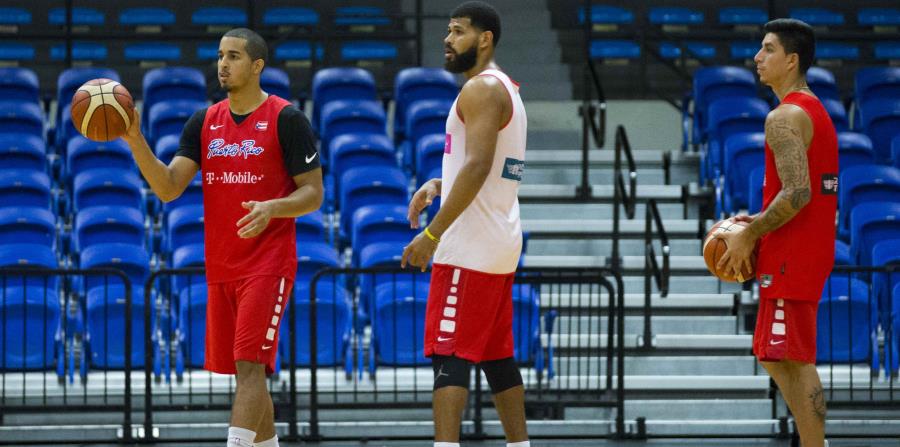 Marcus Fillyaw, Joseph Soto y Angel Matías en una práctica reciente de la Selección. (Archivo / GFR Media) (horizontal-x3)