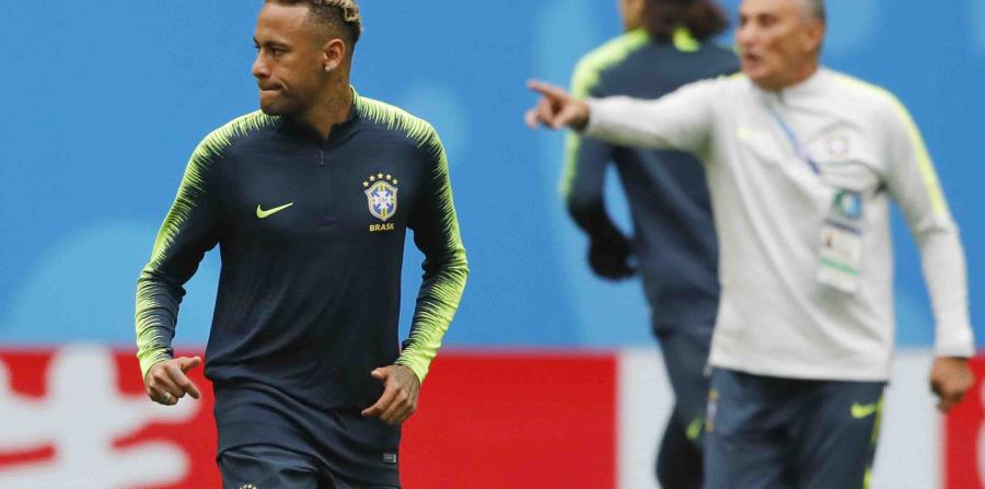 Neymar junto al dirigente de Brasil Tite en una práctica. (AP) (horizontal-x3)