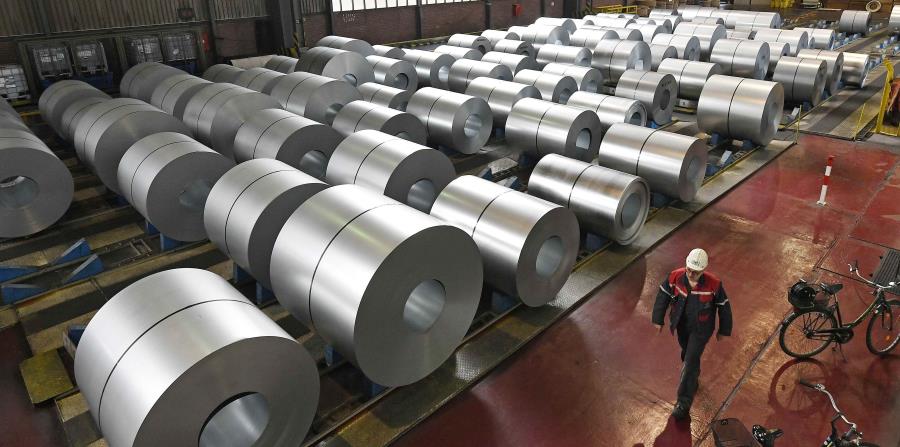 Estas bobinas de acero en la fábrica siderúrgica de Thyssenkrupp en Duisburg, Alemania, pagarían los aranceles. (AP) (horizontal-x3)