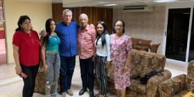 Presidente cubano visita a familia de médico secuestrado