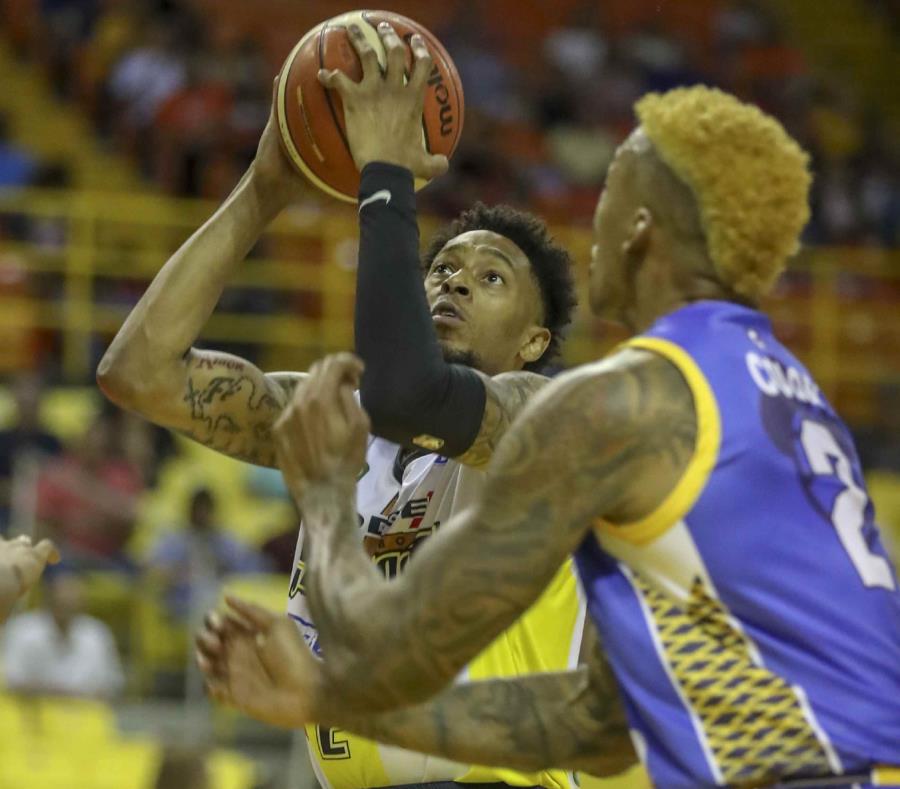 El importado Trey Gilder, con el balón, no estuvo activo con los Capitanes en la primera ronda del certamen en Ponce. (semisquare-x3)