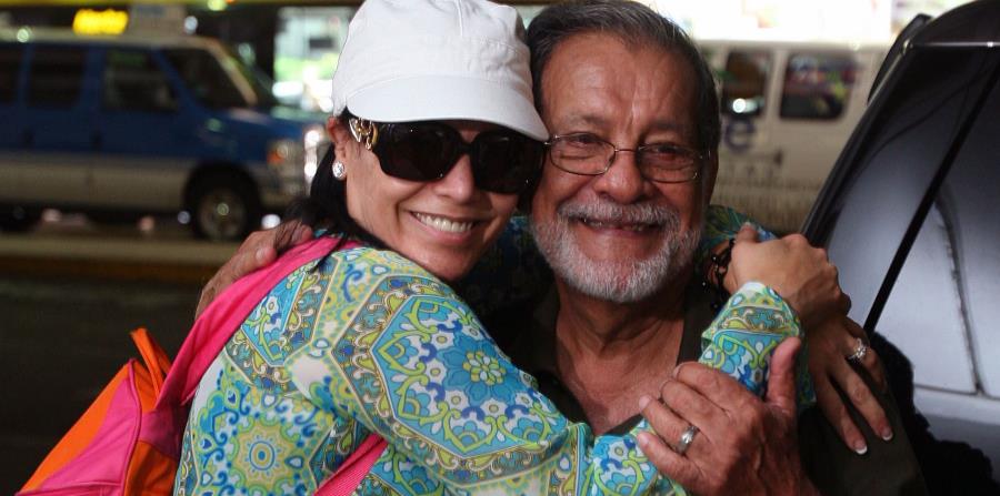 Olga Tañon posa junto a William Denizard. (horizontal-x3)